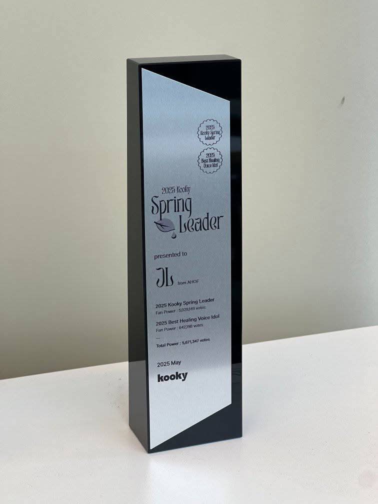 2025 Kooky Spring Leader trophy presented to JL